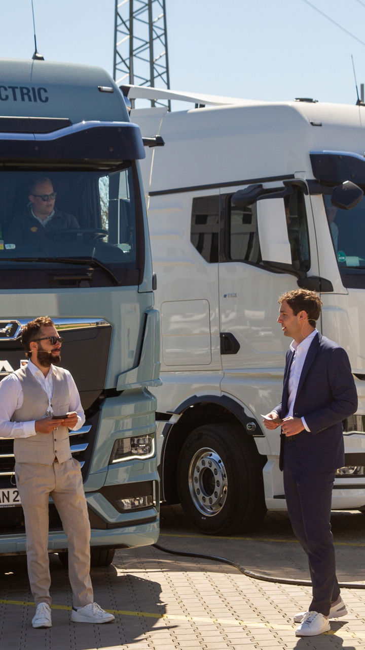 View into the real-world laboratory: Marcel Brödel explains the live energy flows between eTruck, depot and grid on the info panel. 